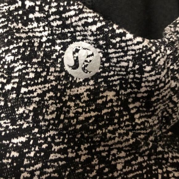 EUC Lululemon Black Printed Criss Cross Back Sports Bra 2 - Picture 4 of 6